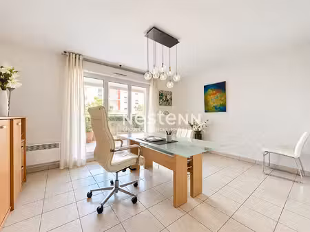 a vendre: local d'activité d'environ 45 19 m² avec terrasse et 3 parkings - muret