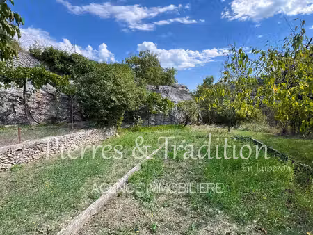 céreste en luberon  joli jardin de 480 m² avec petit cabanon
