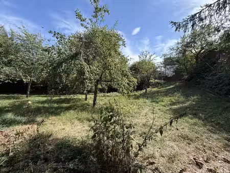 beau terrain constructible en coeur de village
