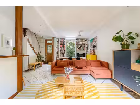 maison familiale avec jardin intimiste et studio indépendant.