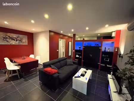 t2 meublé 53 m² – clim réversible – parking couvert+ cave