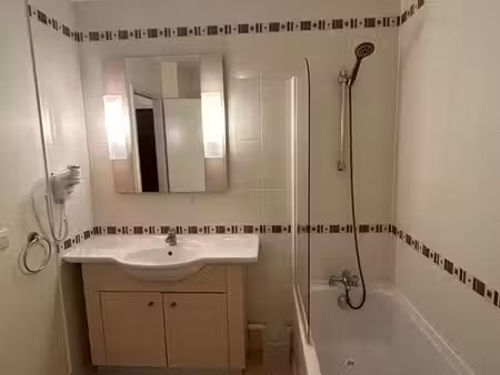 appart studio 1250euros (wifi  eau et chauffage compris)