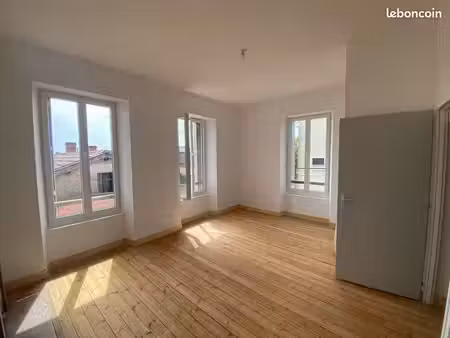 à louer – appartement 3 chambres avec terrasse et parking – baignes-sainte-radegonde