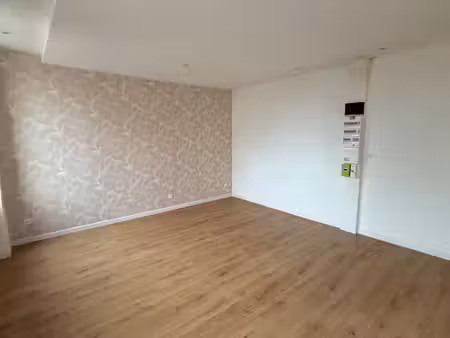 appartement t2 – 60 m² – rez-de-chaussée – cuisine équipée – dpe d
