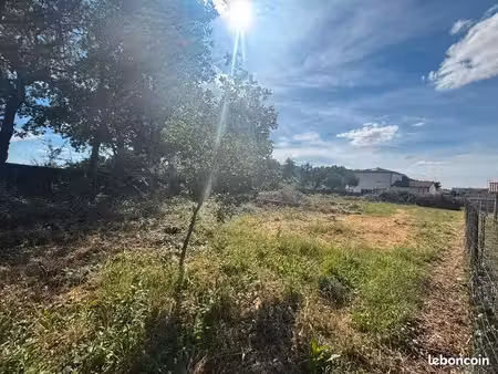 terrain 785m2 plat - environnement calme et recherché