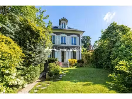 a la lisière du parc de saint-cloud  jolie maison familiale rénovée