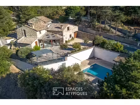 maison en pierre avec piscine et vue panoramique