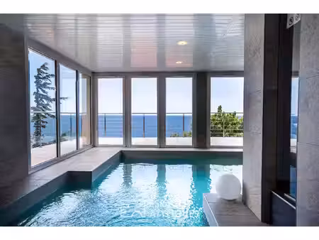 villa contemporaine avec vue mer panoramique et piscine intérieure
