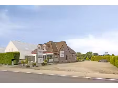 propriété commerciale avec résidence sur un terrain en proje