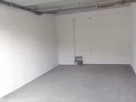 entrepôt 25m2 + parking