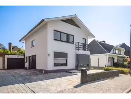 gerenoveerde  energiezuinige woning met 3 slpkrs en garag...