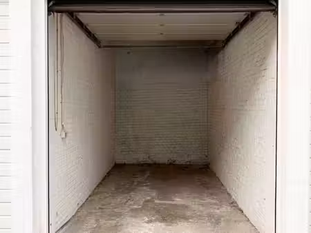 garage box fermé – flagey – dans batiment arrière