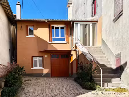 blanzat village – maison de ville en pierre – 2 chambres – cour – garage – cave – double v