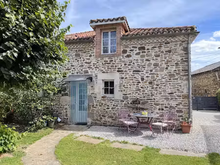 maison de campagne offrant 4 chambres et 2 salles de bain avec 2ème maison à rénover