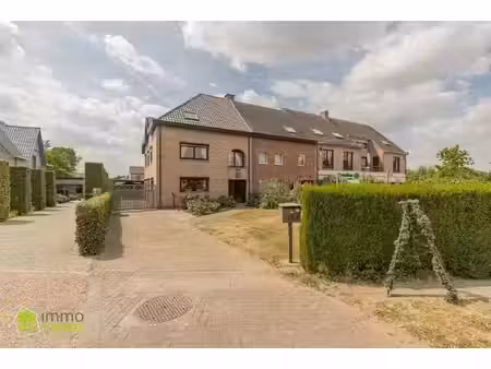 ruime halfopen bebouwing met carport  grote zolder  zonnepanelen en thuisbatterij in oudeg