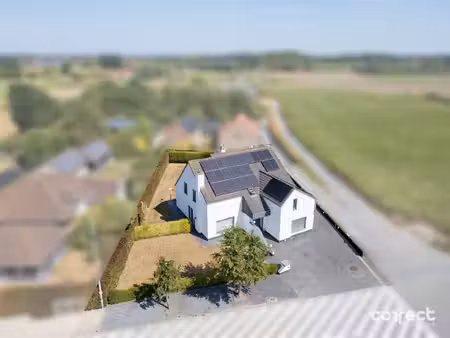 ruime gezinswoning met 4 slaapkamers  2 bureelruimtes en atelier.