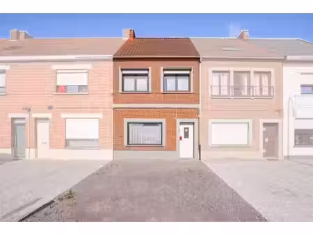 te renoveren woning met 4 slaapkamers en tuin in deinze