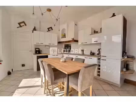 maison de village entièrement rénovée avec un garage et une cave