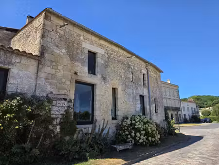 élégante demeure en pierre avec vue sur la dordogne