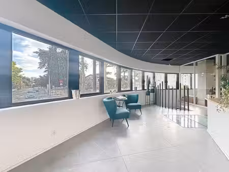 busca - local de 100 m² avec garage et parking