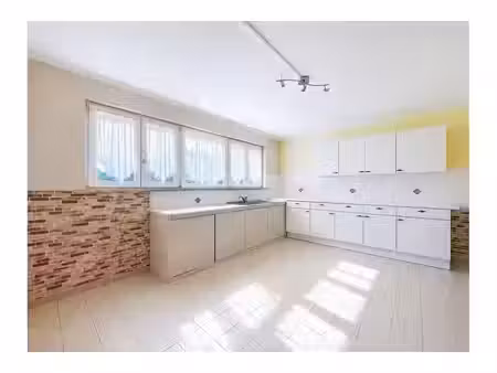 maison à vendre avec 3 chambres   naast (vbe64996)