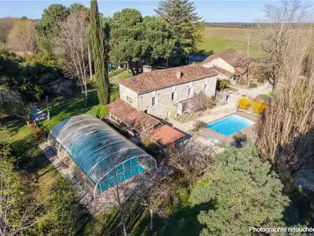 domaine de caractère rénové avec gîtes  parc arboré et double piscine au cœur de la vallée