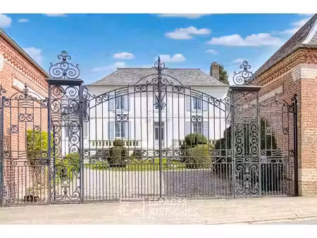 maison de maître du xixe siècle avec dépendances et jardin intimiste à proximité d'amiens