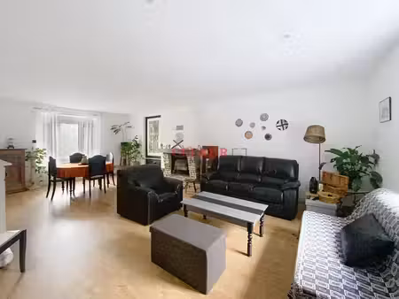 maison en pierres et dépendance