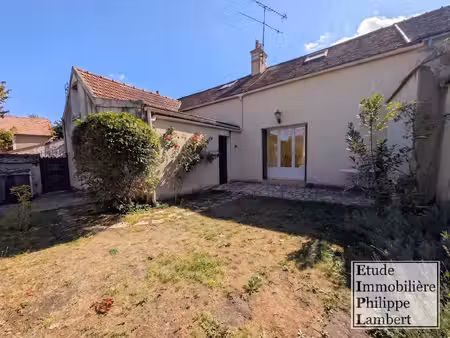 - maison ancienne avec jardin et cour-
