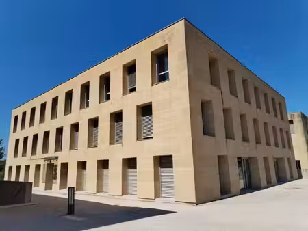 location local professionnel 818m²