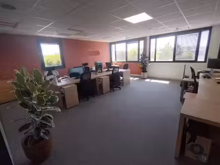location local professionnel 164m²