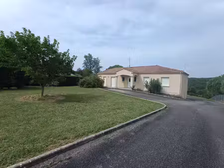 maison familiale aux beaux volumes avec vue dégagée et vaste terrain