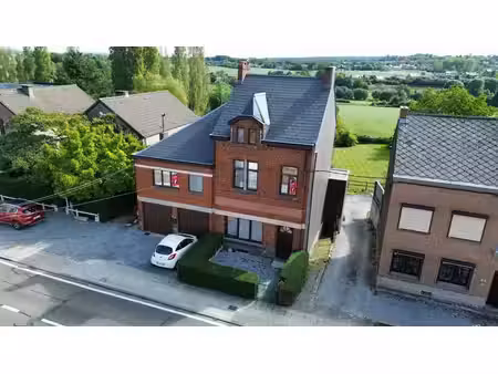 immeuble comprenant une maison et un appartement
