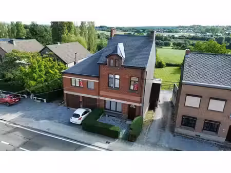immeuble comprenant une maison et un appartement
