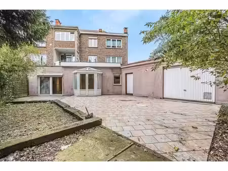 appartement bien situé avec cour et garage