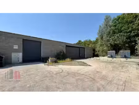 location d'un entrepôt de 2 400 m² avec espace extérieur