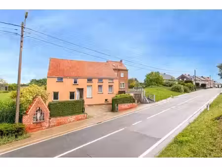 propriété unique composée de deux habitations sur un vaste