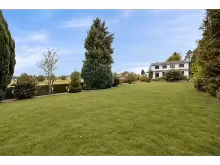 villa en retrait avec allée privée et vue sur les champs