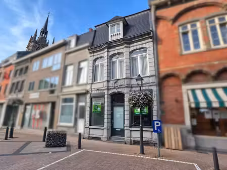 rez-commercial et appartement idéalement situés!