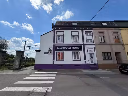 très grand immeuble affecté en maison de commerce !