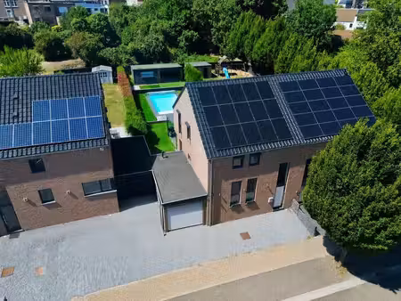 maison 3 facades de 2015 avec piscine