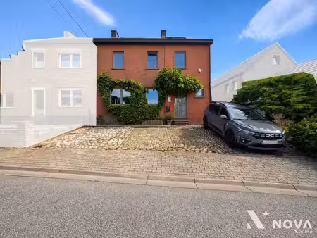 belle maison 3 façades(kangourou) avec jardin et piscine.