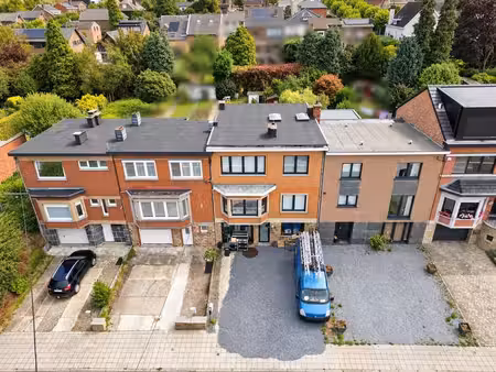 maison divisée en 2 appartements  garage et jardin à visé