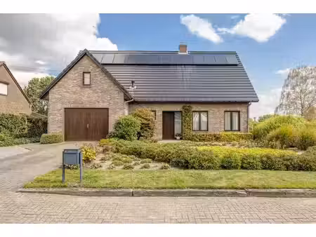 instapklare vrijstaande woning met ruim bijgebouw.