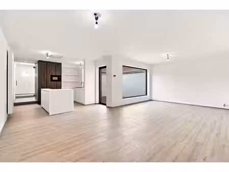 volledig gerenoveerd appartement met 2 slaapkamers