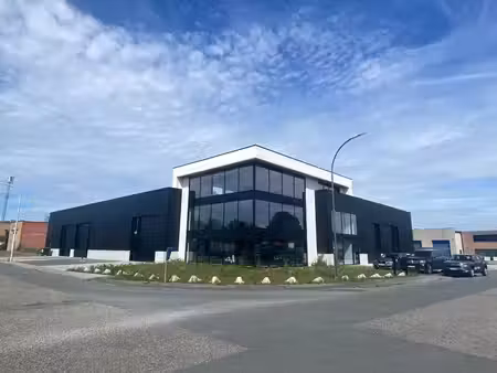 à louer : entrepôt & bureaux dans la zone industrielle europ