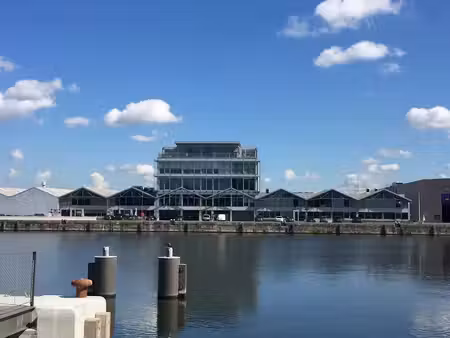 lichtrijk kantoor van 360m² met prachtig zicht op het water