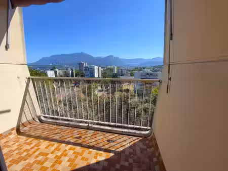 t4 au calme sans vis à vis  balcon et vue panoramique  à rénover