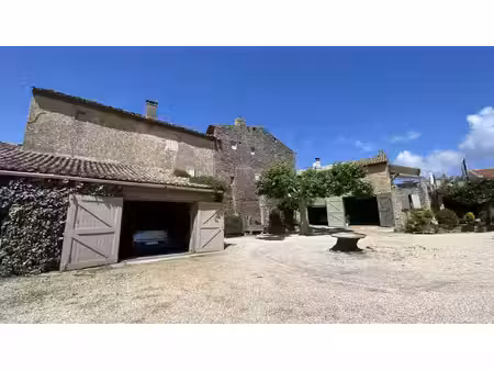 au cœur de cabrières-d'avignon : duplex à rénover