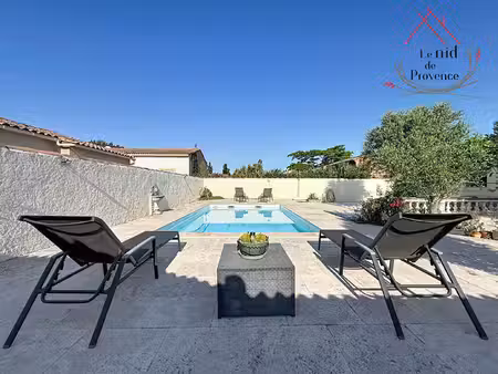 villa avec piscine dans un quartier résidentiel
